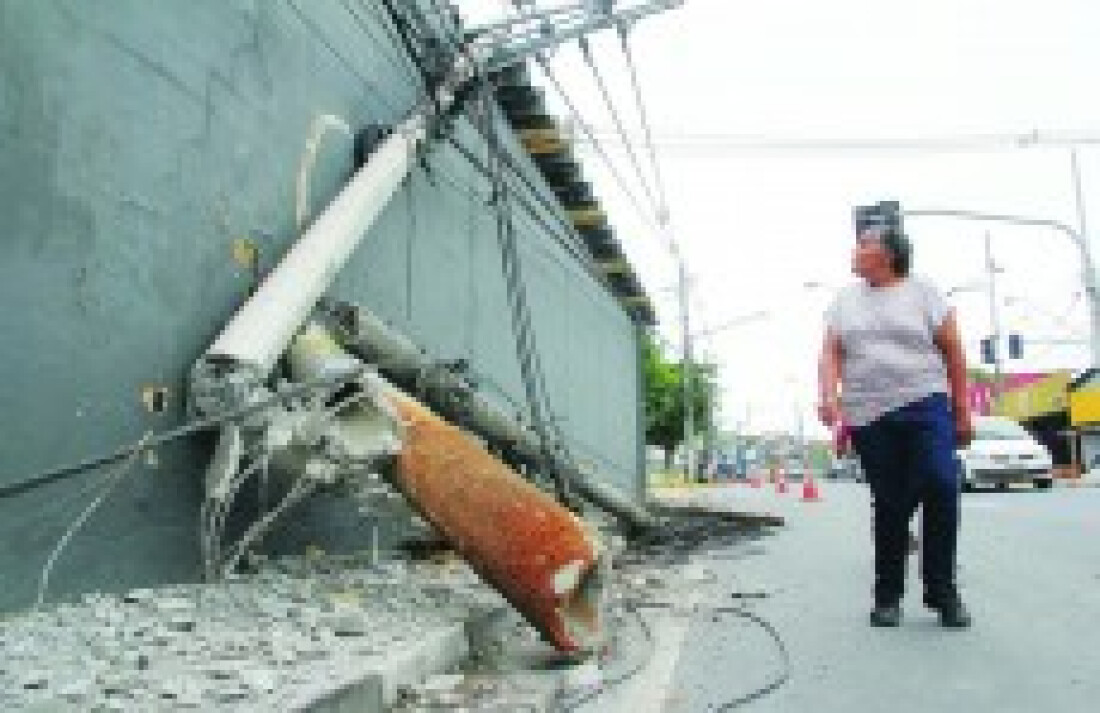 Veículo derruba postes em Brás Cubas