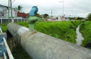 Vazamento de adutora deixa bairros e centro sem água