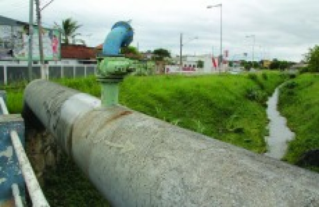 Vazamento de adutora deixa bairros e centro sem água