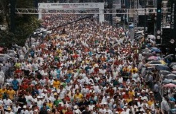Cerca de 30 mil pessoas correm pelas ruas de São Paulo