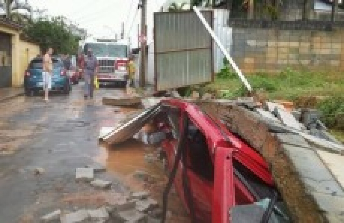 Chuva forte causa transtornos em Mogi das Cruzes