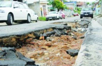 Buraco em rua do Jd. Aeroporto gera reclamação de moradores