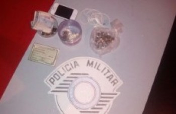 Vendedora é presa com drogas no CDP