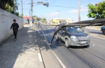 Fios são esquecidos em avenida: