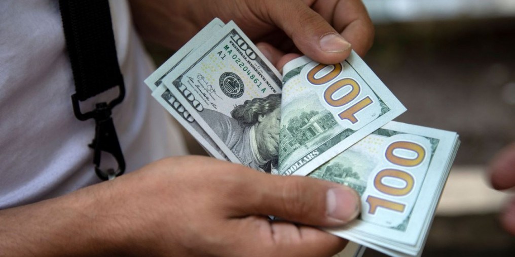 Dólar sobe 10,03% em junho e tem maior alta mensal desde março de 2020