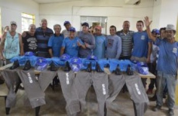 Borges faz a entrega de novos uniformes