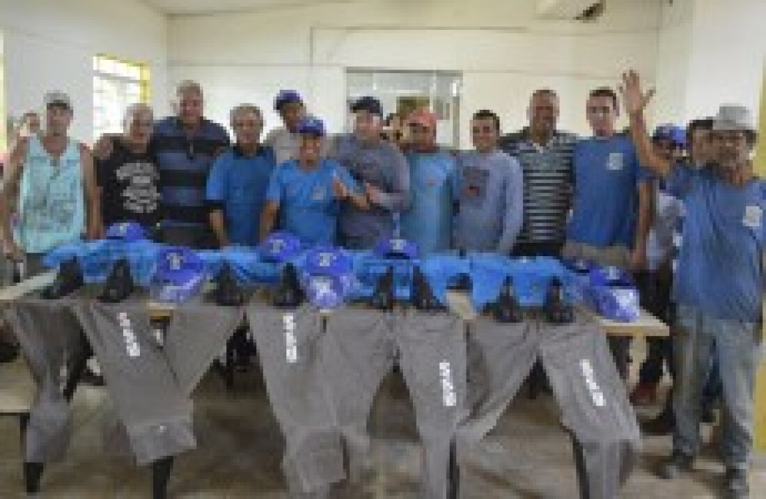 Borges faz a entrega de novos uniformes
