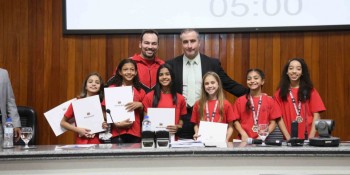 Legislativo homenageia sete atletas da ginástica