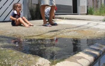 Esgoto vaza há quase um mês