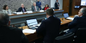 País quer preservar canais de diálogo e mediar conflitos, diz ministro