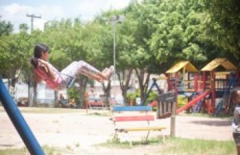 Praças são opções de lazer para crianças nas férias