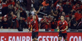 Athletico-PR derrota Libertad por 2 a 1 na Arena da Baixada