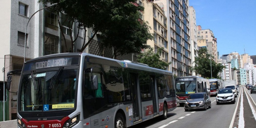 Motoristas e cobradores aprovam greve de ônibus em São Paulo