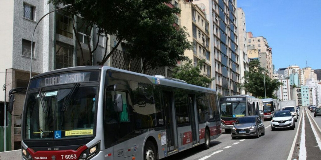 Motoristas e cobradores aprovam greve de ônibus em São Paulo