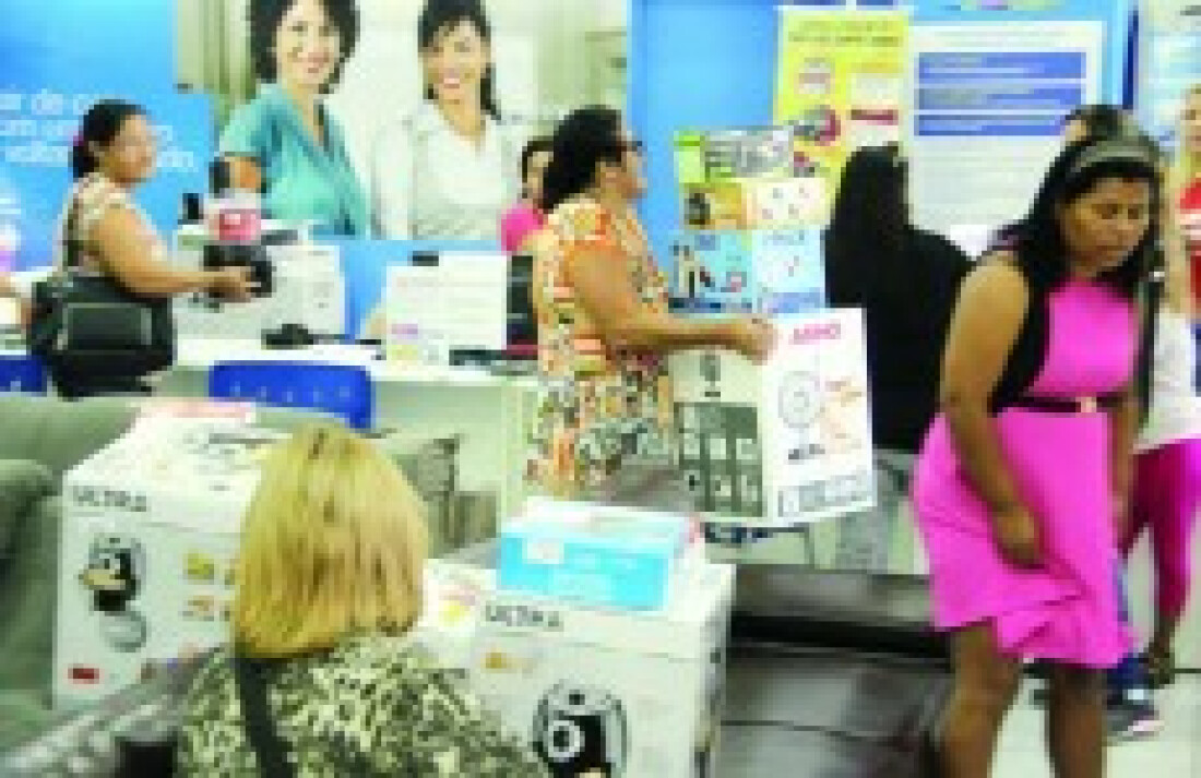 cRISE AFASTA CLIENTES DE SALDÃO: