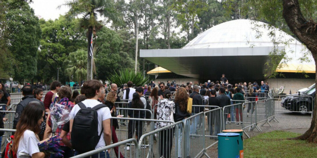 Homenagens de fãs, cantorias e declarações marcam velório de Rita Lee