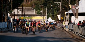 Competição leva 1,8 mil ciclistas às ruas do Rio