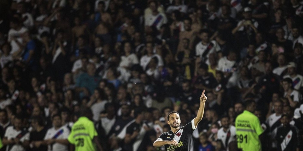 Série B: Vasco derrota Operário e cola no líder Cruzeiro