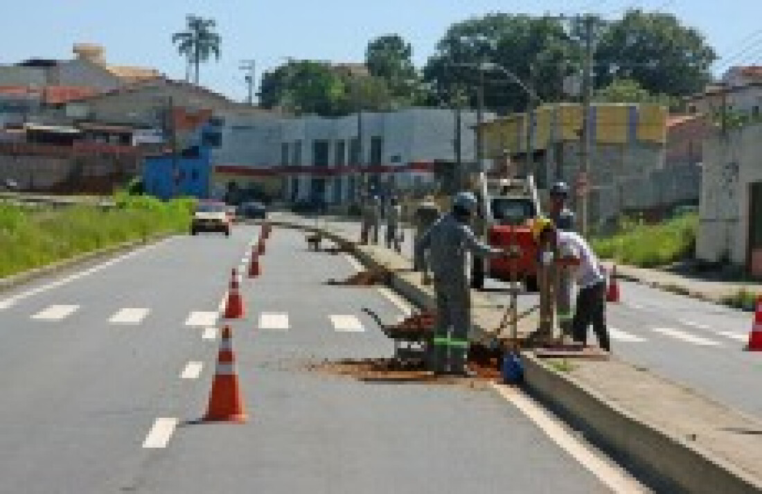 Iluminação ornamental tem início em avenida