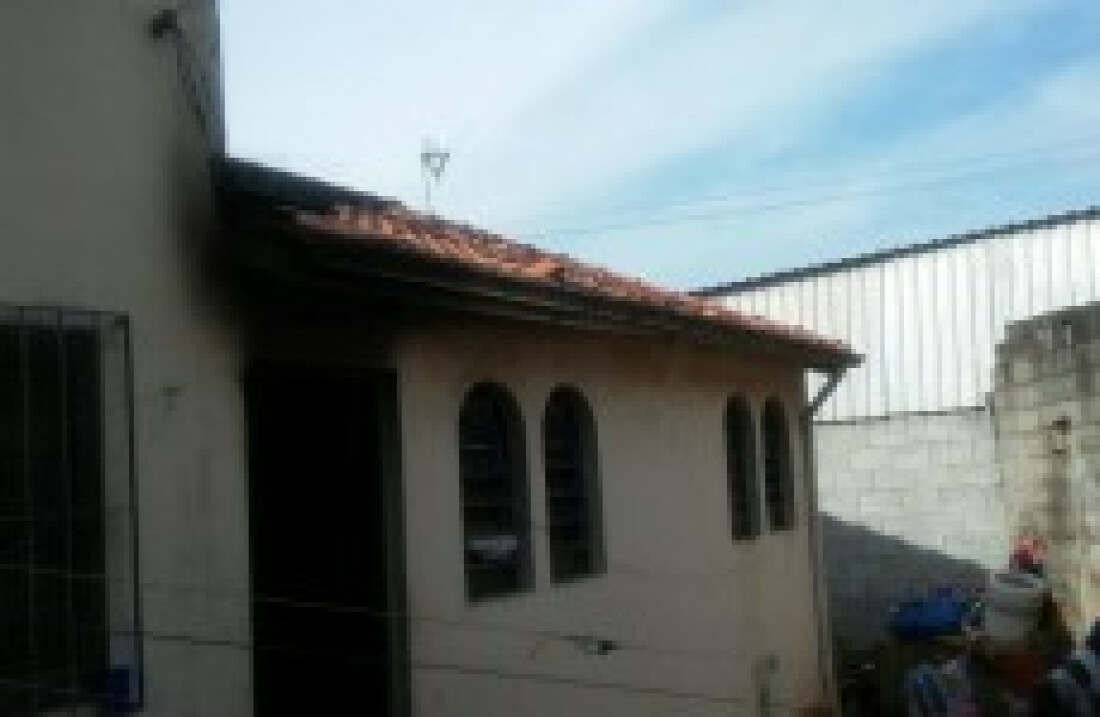 Imóvel pega fogo no Jardim Estela, em Poá: