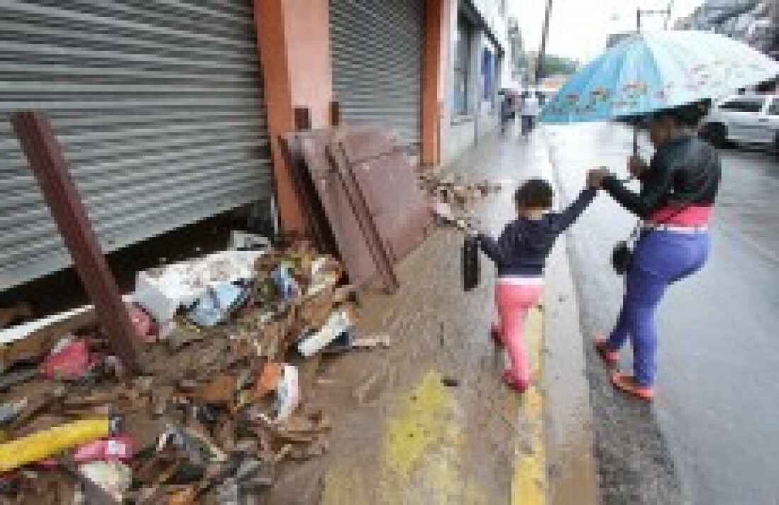 Enchentes causam estragos e indignação em Poá e Ferraz