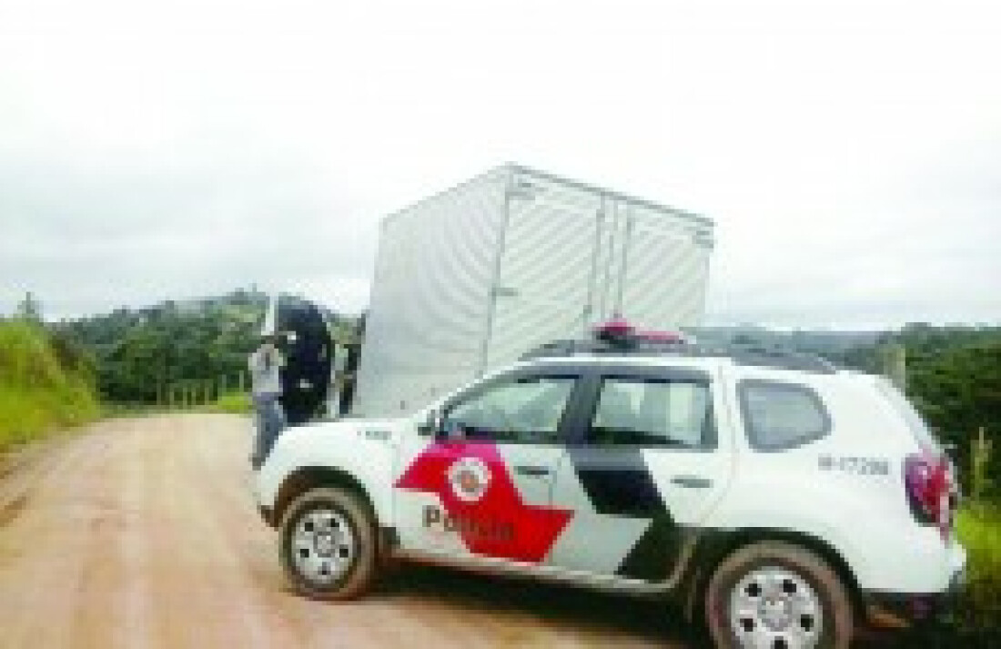 Caminhão roubado é encontrado em Itaquá