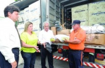 Estado entrega caminhões com mantimentos