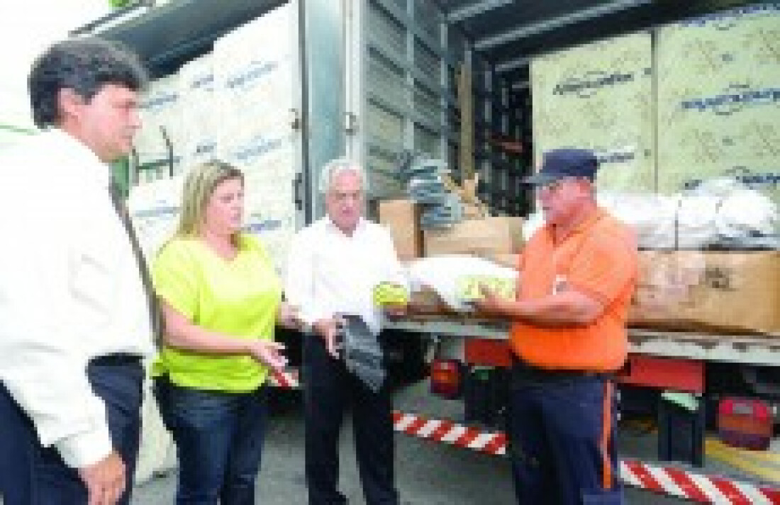 Estado entrega caminhões com mantimentos