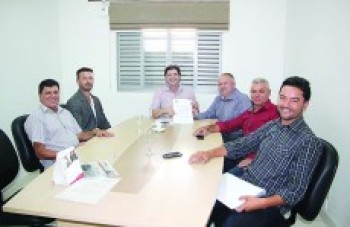 Comitiva pede ajuda para melhorar obras