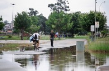 Chuvas deixam Parque Max Feffer com pontos alagados