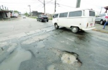 Buracos na avenida Brasília geram riscos de acidentes