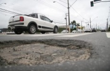 Asfalto novo cede e bueiros causam risco
