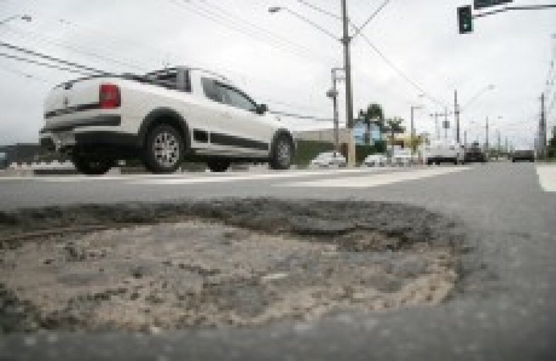 Asfalto novo cede e bueiros causam risco