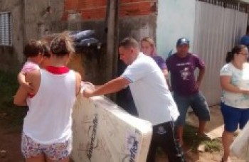 Suzano distribui kits a famílias prejudicadas