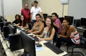 Programa de Bill Gates doa 10 computadores para Biblioteca de Arujá