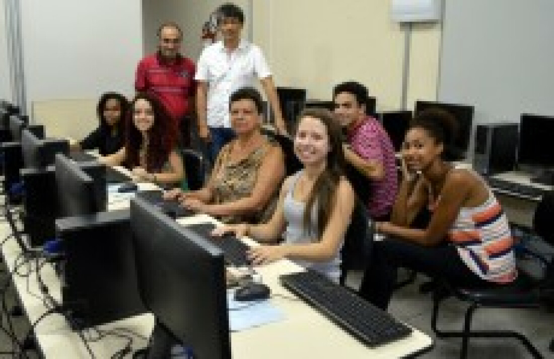 Programa de Bill Gates doa 10 computadores para Biblioteca de Arujá