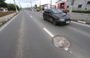 Bueiros afundados são da Vivo