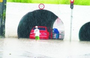 Itaquá pede limpeza na linha férrea para evitar enchentes