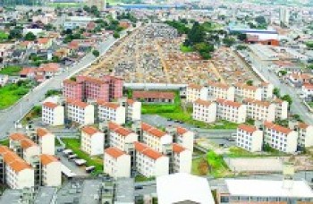 Moradores da CDHU recebem escrituras após regularização