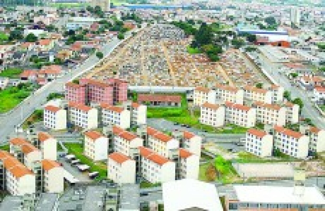 Moradores da CDHU recebem escrituras após regularização