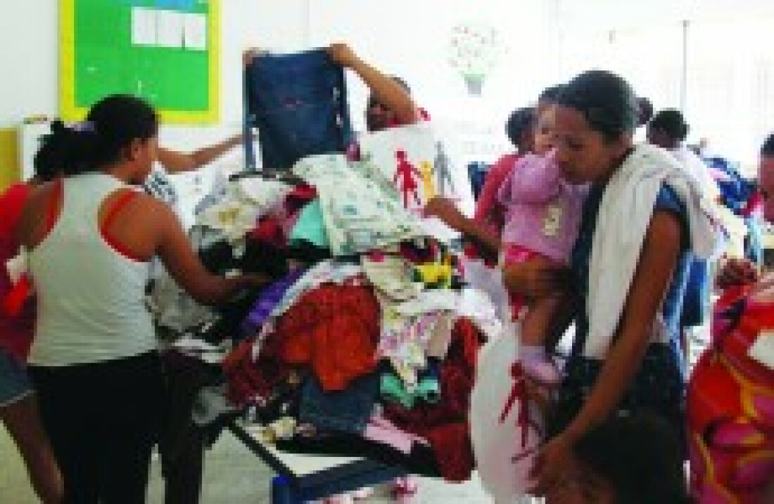 Fundo Social de Itaquá doa roupas