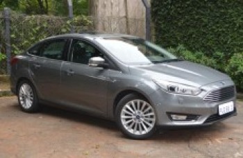Focus Fastback Titanium Plus, o sedã médio de gente grande