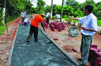 Mamoru visita obras da pista de caminhada no Parque Ecológico