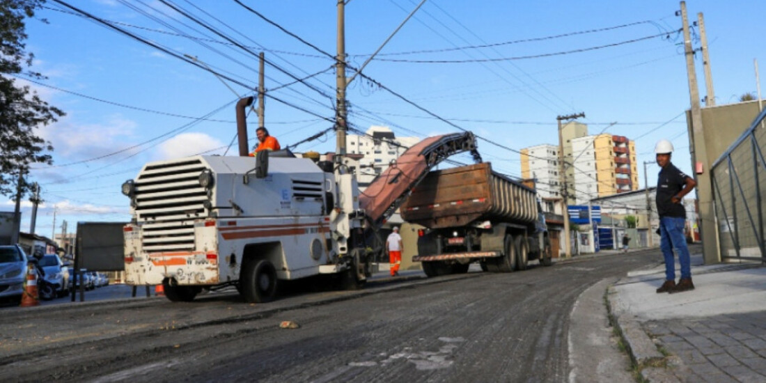 Nova Mogi recupera asfalto em vias do centro e bairros