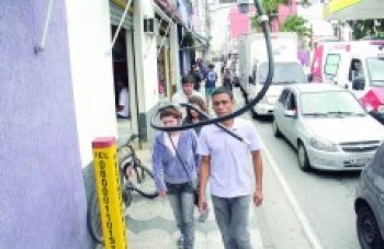 Comerciantes reclamam de fios soltos no centro de Mogi