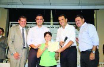 Famílias da CDHU da Vila Cléo recebem escrituras dos imóveis