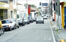 Aposentado infarta, bate o carro e morre