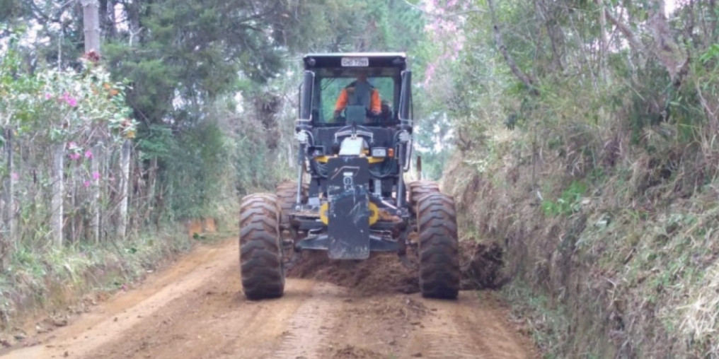 Prefeitura inicia ações em estradas de Pindorama