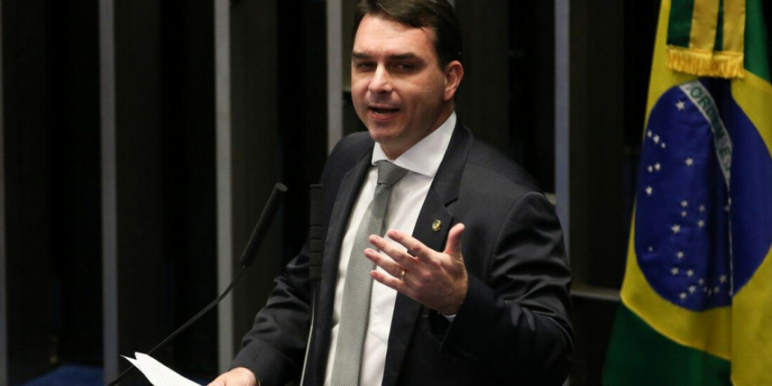 TSE multa Flávio Bolsonaro em R$ 5 mil por fake news contra Lula