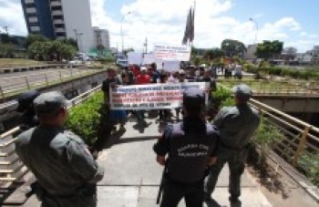 Protesto cobra da prefeitura ajuda às vítimas das chuvas